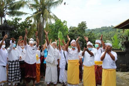 Persembahyangan bersama dalam Perayaan Rahina Tumpek Uye di Pura Sang Bukit Desa Bondalem