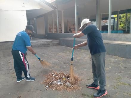 KEGIATAN RUTIN JUMAT BERSIH 